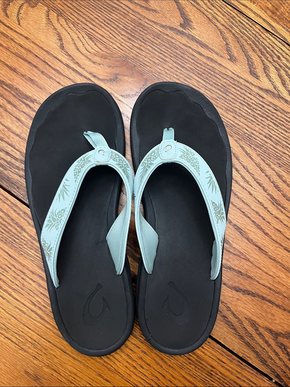 Tommy Bahama Olukai Ohana Light Blue Patterned Strap Black Footbed Flip Flops